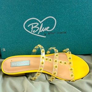 Betsey Johnson Blue by Betsey Johnson Arlyn yellow floral sandal. Size 8